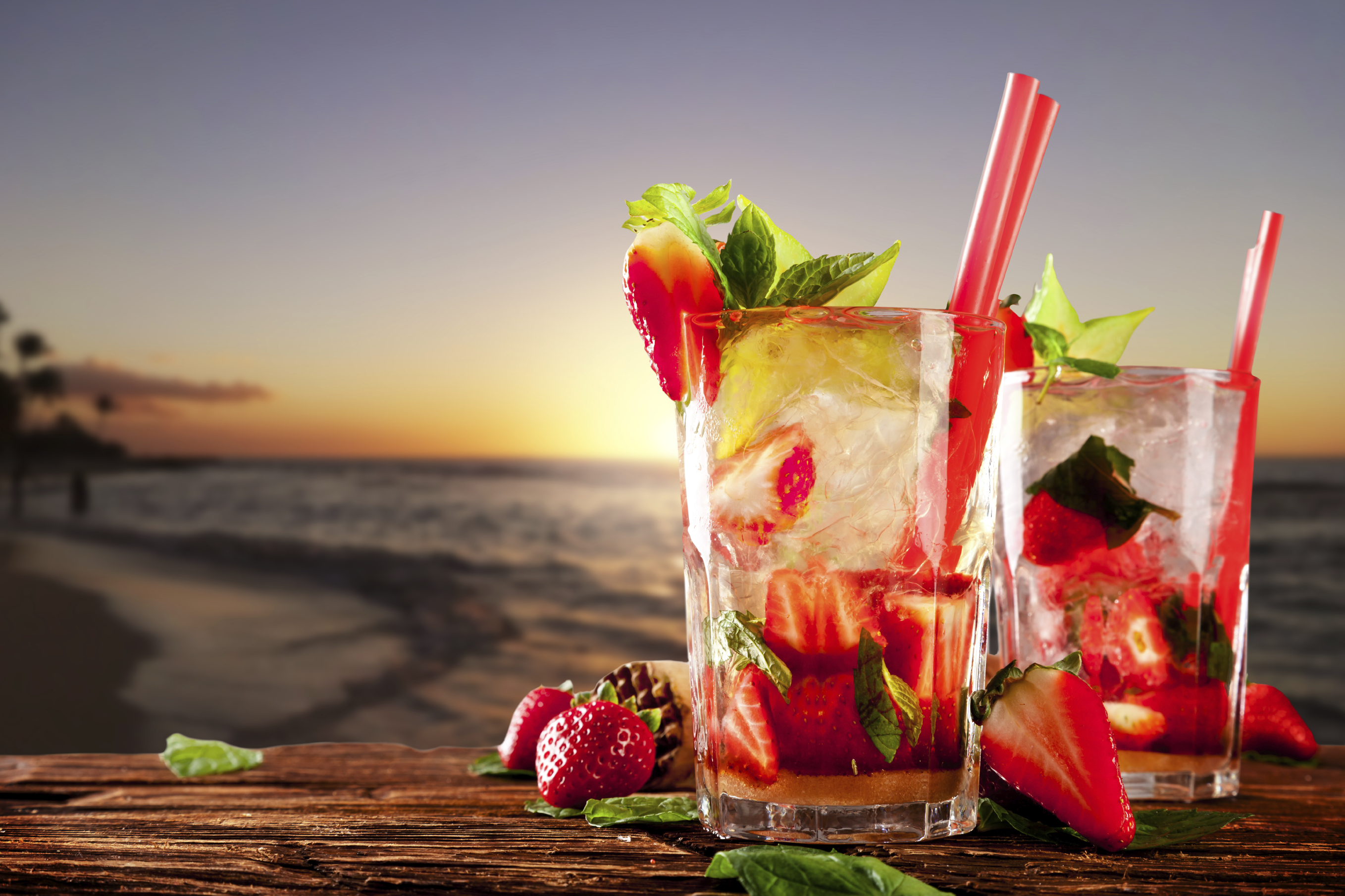 Fresh-mojito-cocktails-on-beach-000038990586_Large